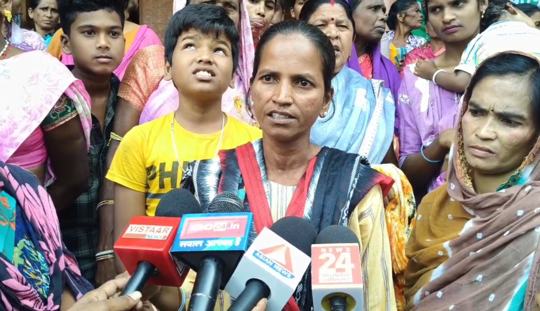 *जगदलपुर की रेलवे कॉलोनी पर फिर मंडराया बुलडोजर का साया, 20 दिनों मिली मोहलत  “पहले घर दो, फिर हटाओ” रहवासियों की गुहार*