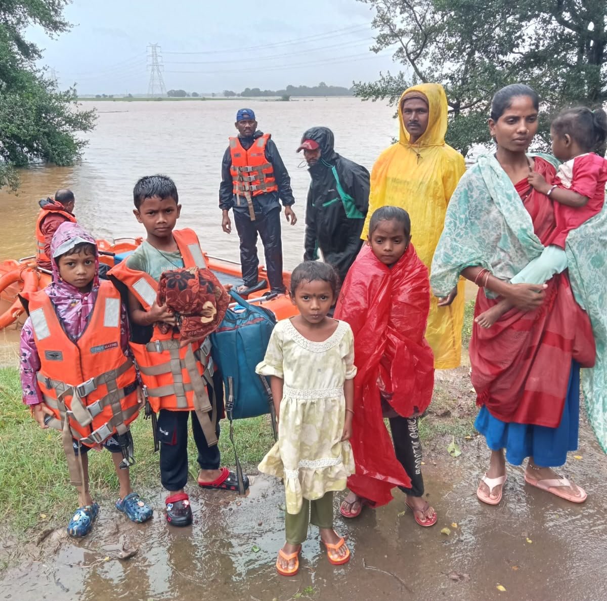 बस्तर में चक्रवाती तूफान ‘अर्नब’ ने मैगाई तबाही… आपदा प्रबंधन दल ने संभाला मोर्चा, बाढ़ में फंसे 312 लोगों का युद्धस्तर पर सफल रेस्क्यू