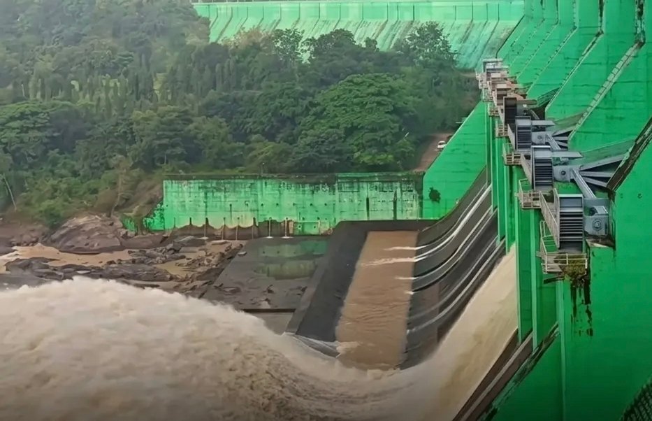 भारी तबाही के बाद अब ओडिशा से पानी छोड़े जाने से बढ़ा बाढ़ का नया खतरा