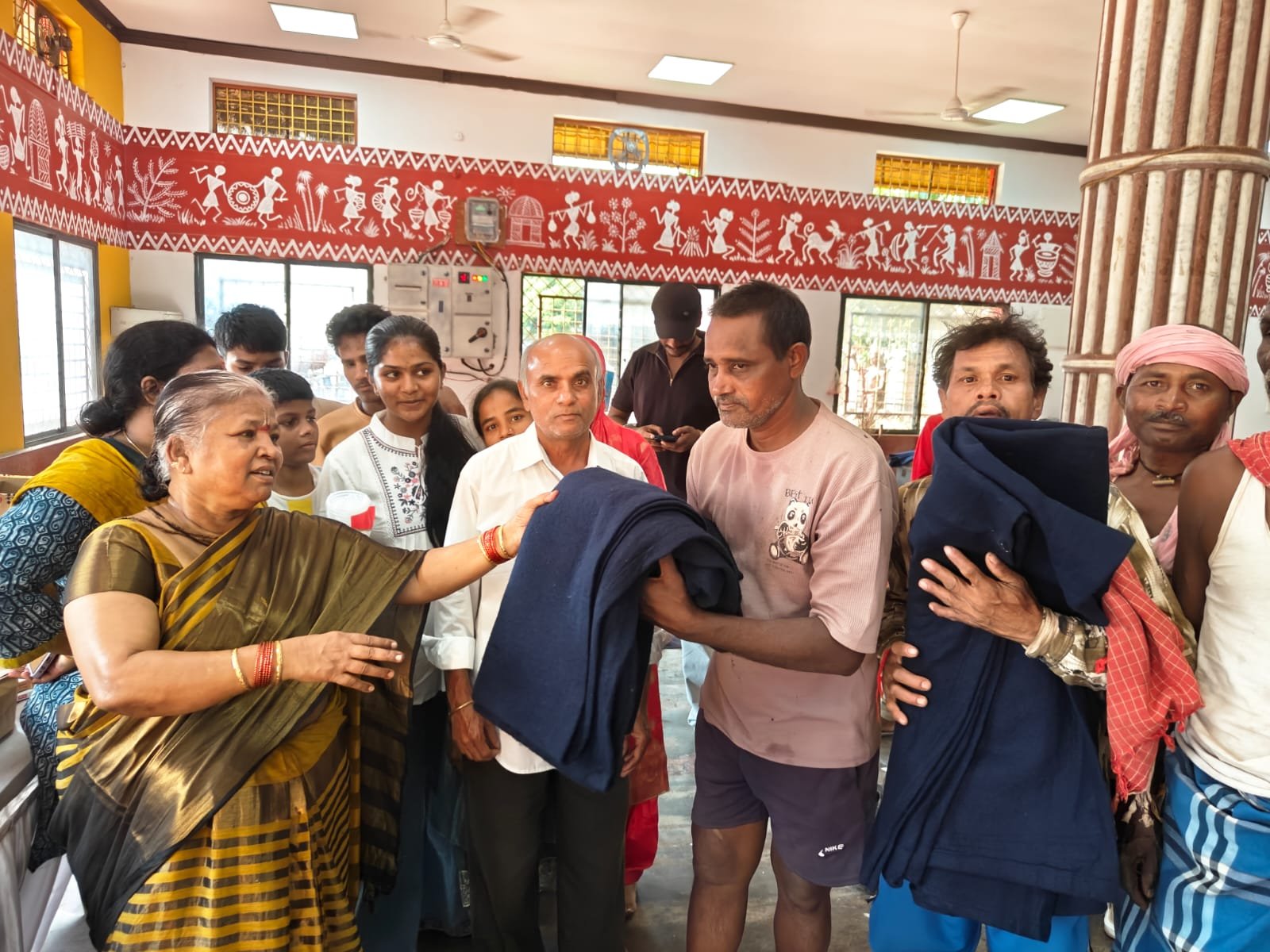 ​पर्दे के पीछे के नायकों का सम्मान: पूर्व शिक्षिका ने रथ निर्माताओं के लिए आयोजित किया विशेष ‘न्यौता भोज’